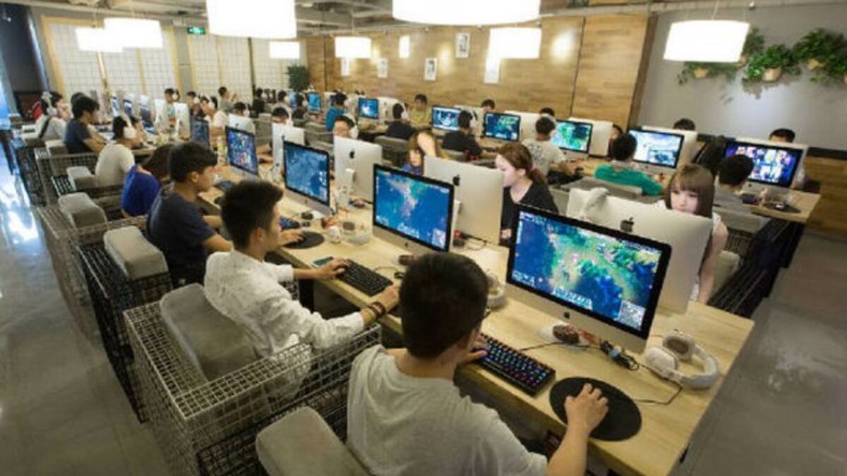 Pidió a sus amigos del local que por favor continúen con su sesión de juego