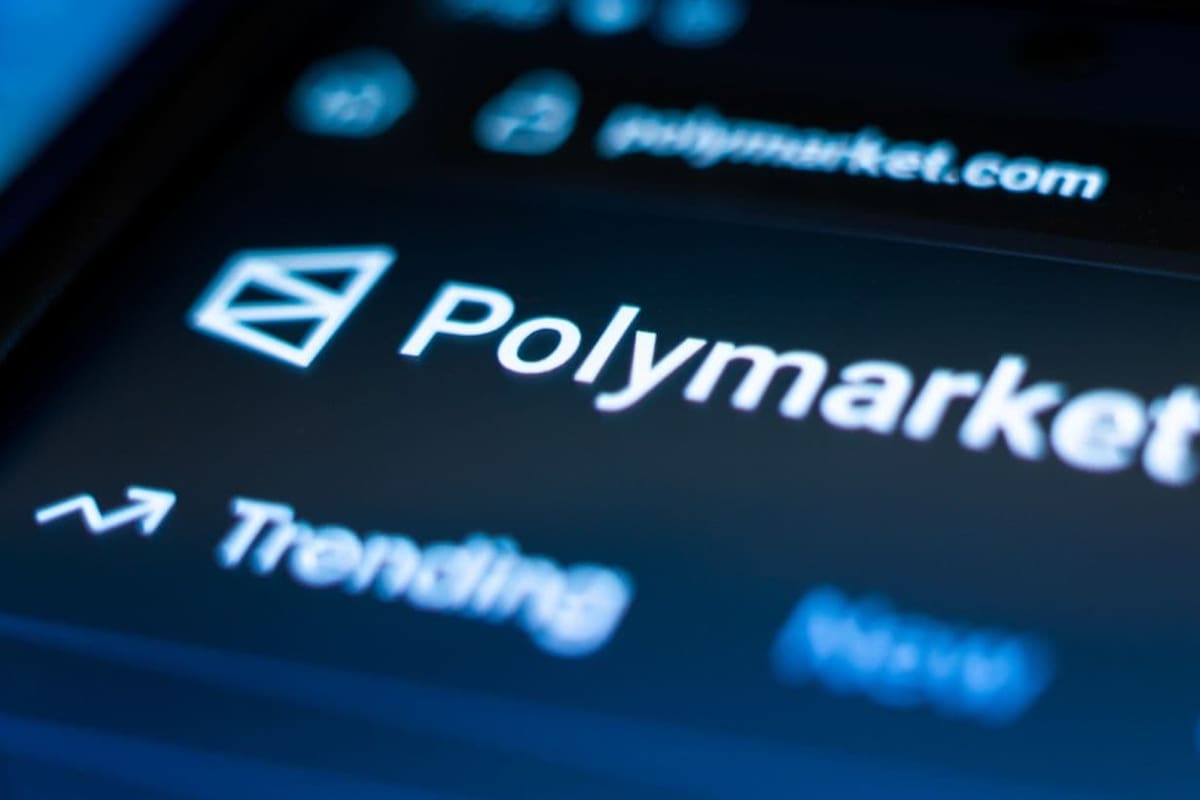 Empleado de Google es acusado de ganar más de $1 millón con apuestas en Polimarket usando información confidencial