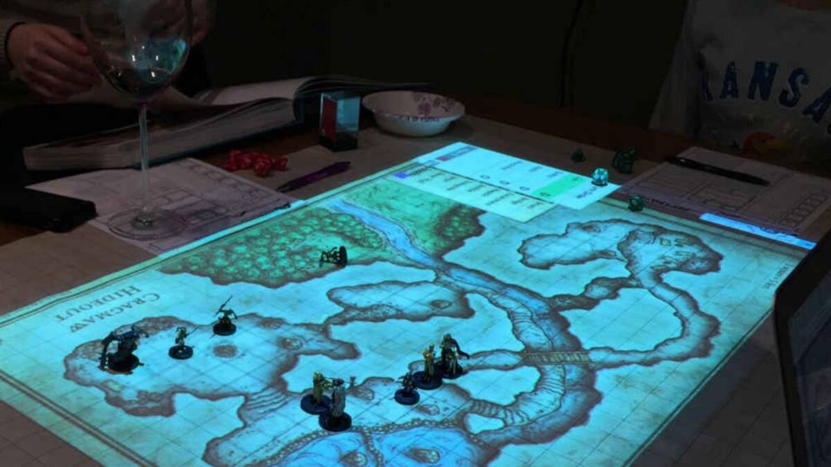Proyectores llevan a la vida el clásico juego de rol en tu mesa