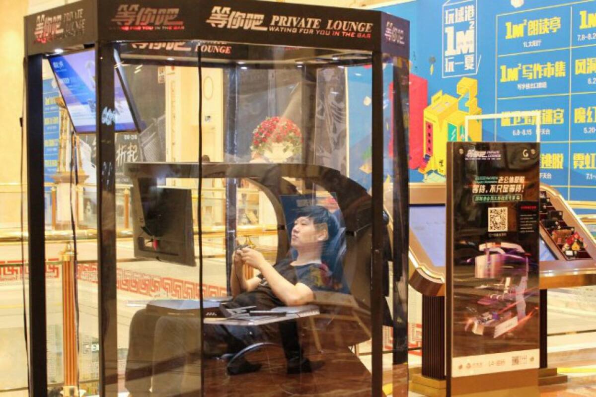 Mall de China crea cabinas con videojuegos para que hombres esperen a sus esposas