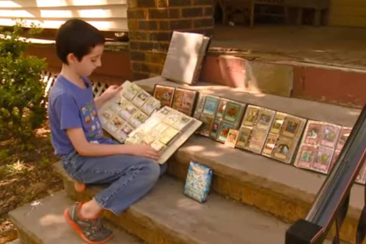 Oficial de policía cede su colección de cartas Pokémon a un niño al cual se la habían robado