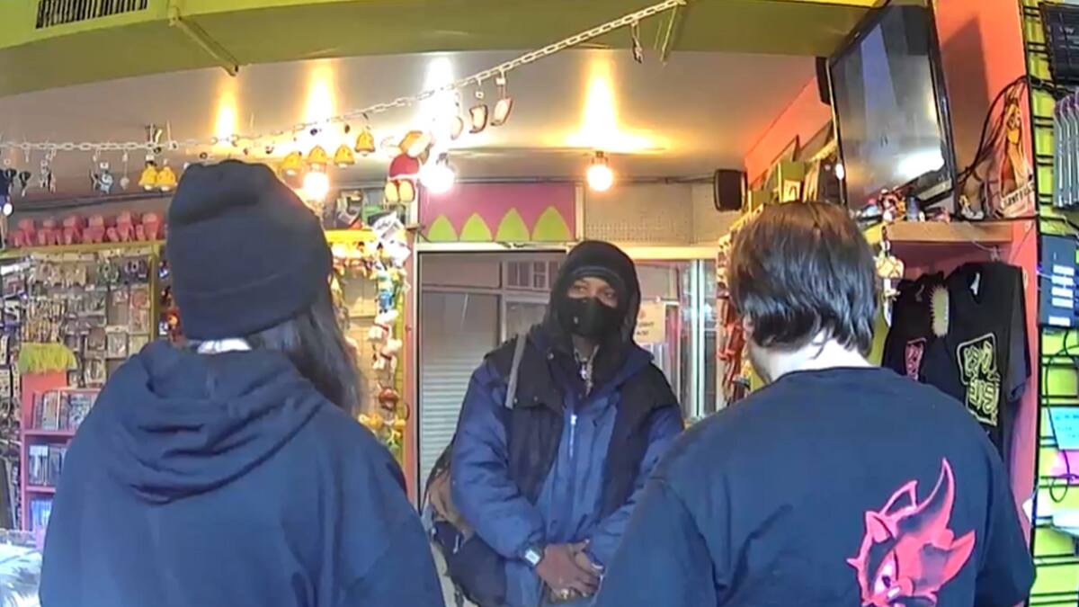 Si bien el saldo es blanco, el empleado del local teme que el criminal regrese