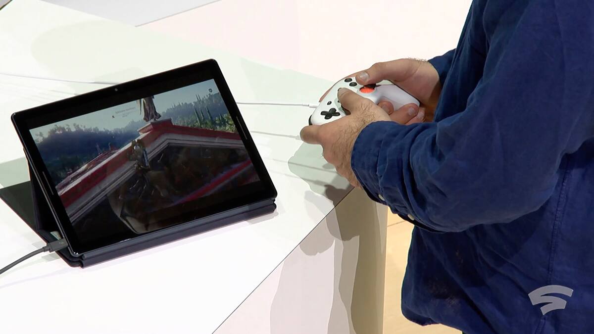 Sólo será posible jugar con el mando exclusivo inalámbricamente en el televisor