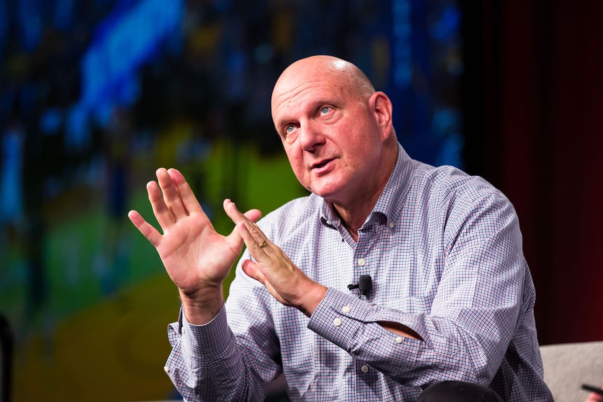 Steve Ballmer pasó de la gloria con Microsoft y XBOX a ser suspendido por la NBA tras violar las reglas de la liga