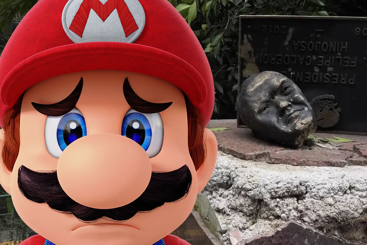 Sujeto con playera pirata de Super Mario Bros. le corta la cabeza a la estatua de Felipe Calderón, expresidente de México