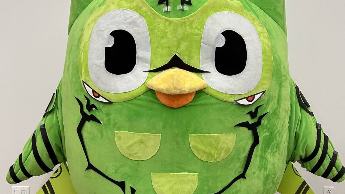 The linguistic bird doesn't mind sharing manga spoilers and has become an enemy of the fans