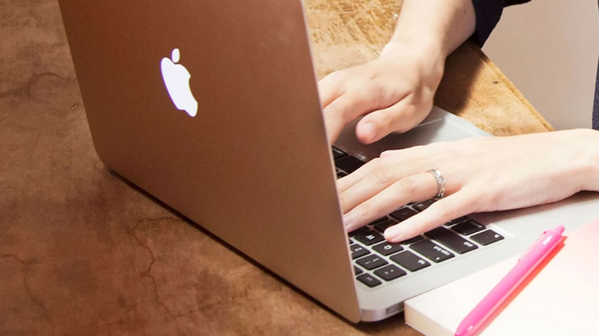 Todo iba bien hasta que el humo comenzó a salir de su MacBook