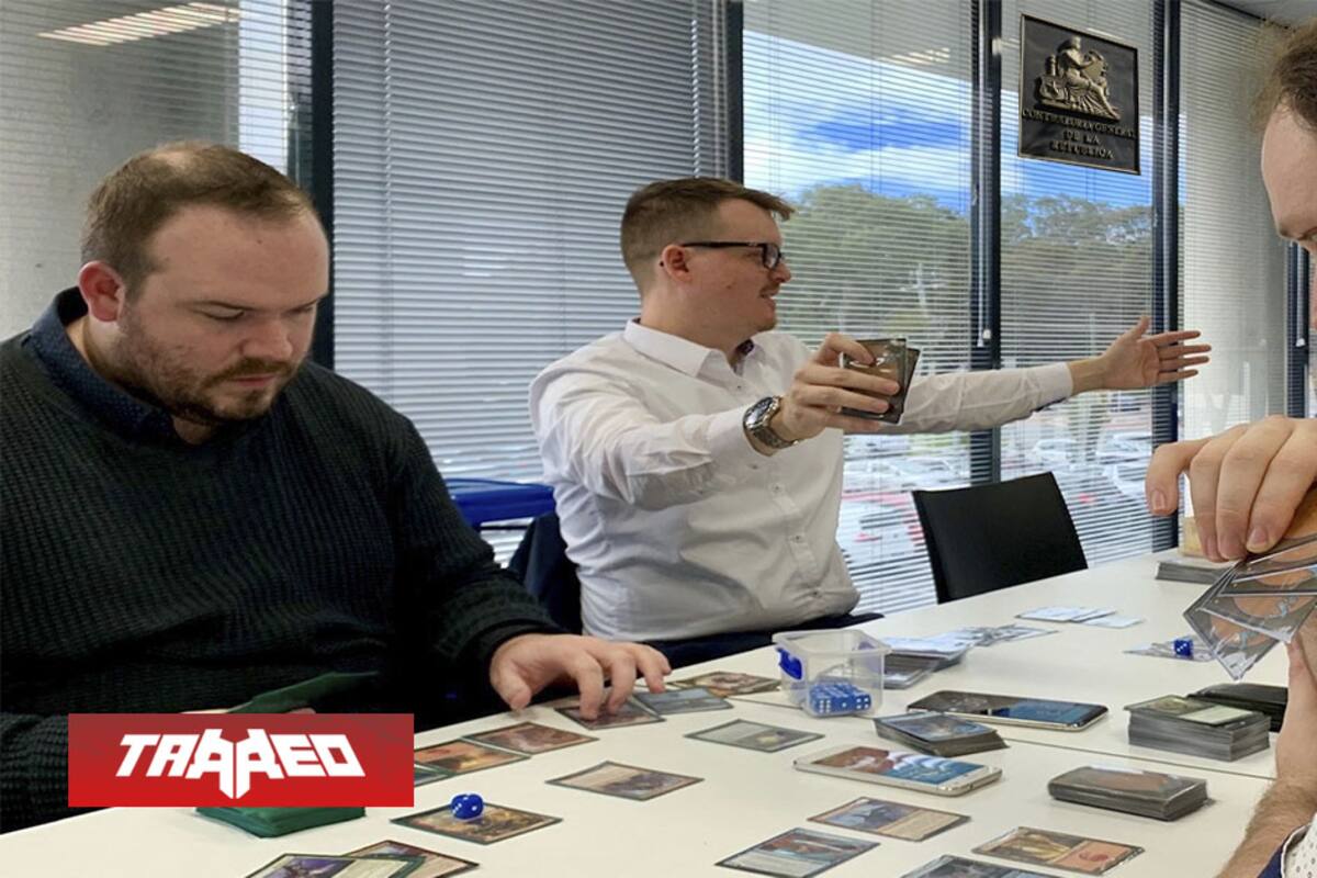 Acusan a trabajadores de la Contraloría, encargados de fiscalizar gastos de gobierno, de jugar cartas MAGIC todos los días en horario laboral