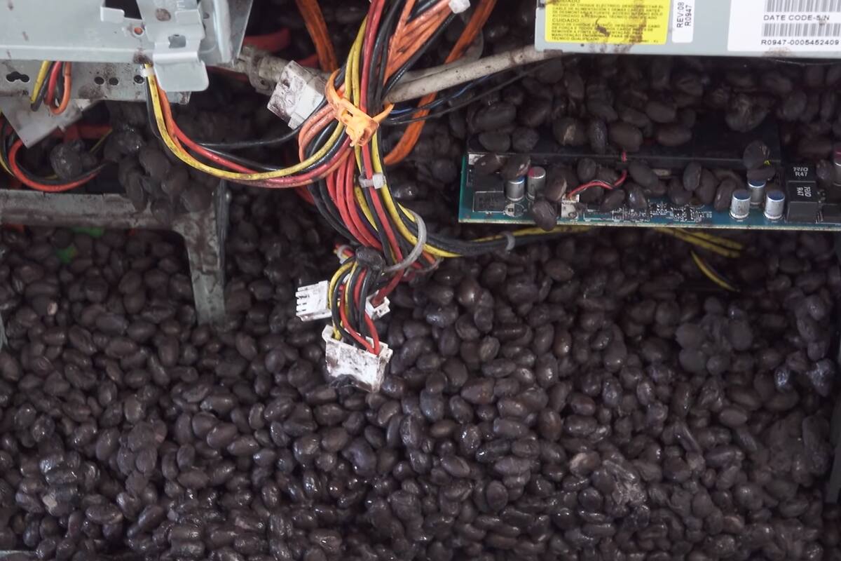 Jugador llenó su PC de frijoles para jugar una épica broma que tienes que ver