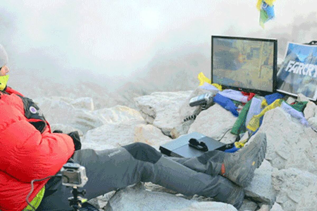Usuario juega Far Cry 4 en el monte Everest